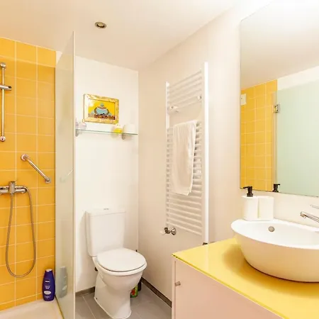 Lovely 1-bedroom Flat In Do Conde