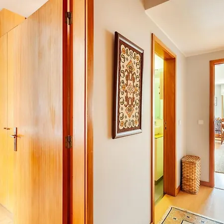 Lovely 1-bedroom Flat In Do Conde Apartment